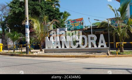 Mancora, Piura / Peru - 9. April 2019: Wort MANCORA in weißen dreidimensionalen Buchstaben im Handelsgebiet neben der Hauptstraße der Stadt blau s Stockfoto