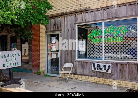 Ein Klappstuhl sitzt außerhalb von Haulcy's Shoe Repair, 9. August 2016, in Clarksdale, Mississippi. Haulcy's ist ein Familienunternehmen, das 1885 gegründet wurde. Stockfoto