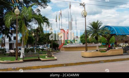 San Antonio de Macara, Loja / Ecuador - 4. April 2019: Blick auf den Altar a la Patria Denkmal in einem Park neben der Kirche von Macara Stockfoto