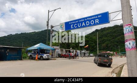 Macara, Loja / Ecuador - 4. April 2019: Touristen zu Fuß zum Migrationsbüro im Macara-Sektor an der Grenze zwischen Ecuador und Peru Stockfoto