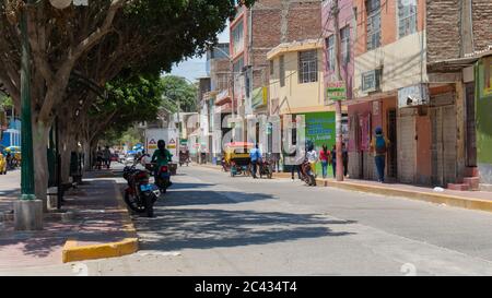 Catacaos, Piura / Peru - 6. April 2019: Tägliche Aktivitäten auf der Hauptstraße der Stadt Catacaos Stockfoto