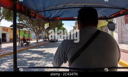 Catacaos, Piura / Peru - 6. April 2019: Foto aus dem Inneren eines Mototaxi in Bewegung durch die Stadt Catacaos Stockfoto