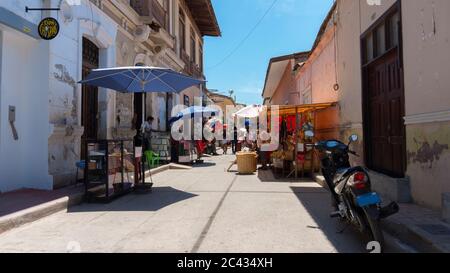 Catacaos, Piura / Peru - 6. April 2019: Touristen, die auf einer Straße voller Handwerksbetriebe im Zentrum der Stadt Catacaos spazieren Stockfoto