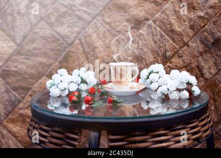 Elegante Umgebung Für Dampfenden Frischen Kaffee Espresso Und Blumen Knospen Im Boutique Hotel Stockfoto