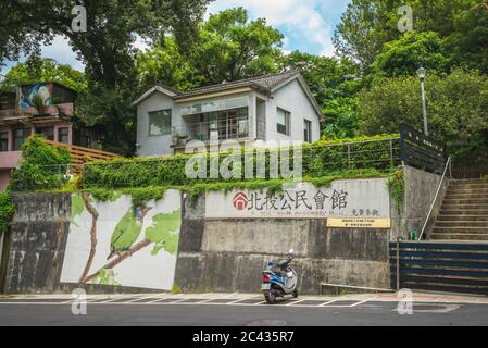 Taipei, Taiwan - 24. Juli 2019: Beitou Public Assembly Hall wurde für die Öffentlichkeit am 9. Dezember 2007 für die Öffentlichkeit wieder geöffnet, um es für Zeichnung, Keramik A verwenden Stockfoto