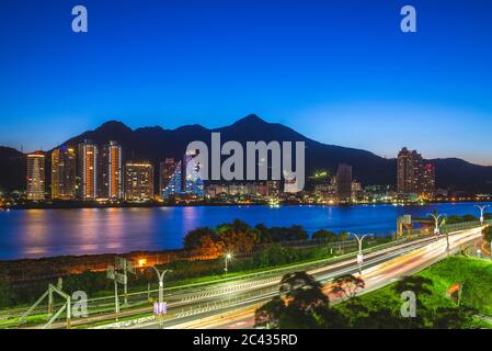 Landschaft der neuen Taipei City durch die tamsui Fluss Stockfoto