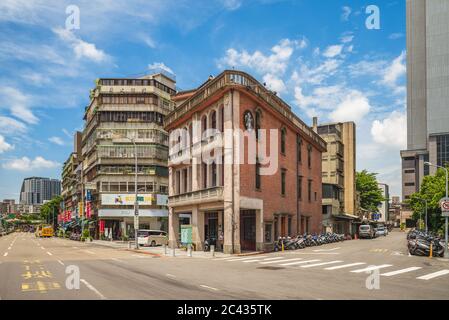 Taipei, Taiwan - 22. Juni 2020: Starbucks Bangka Xiyuan Store, befindet sich im Wanhua Lin House, ein historisches Gebäude im Jahr 1935 gebaut und gemischt mit Stockfoto