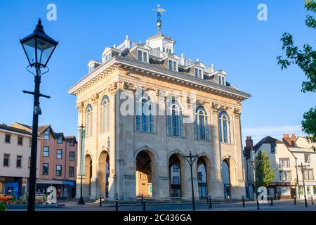 Abingdon County Hall Museum kurz nach Sonnenaufgang. Abingdon auf der Themse, Oxfordshire, England Stockfoto