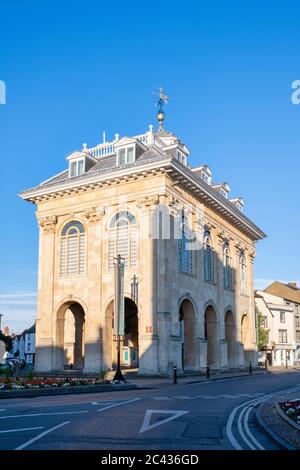 Abingdon County Hall Museum kurz nach Sonnenaufgang. Abingdon auf der Themse, Oxfordshire, England Stockfoto