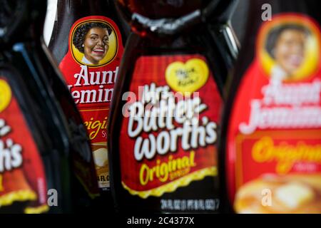 Flaschen mit Tante Jemima und Mrs. Butterworth Sirup. Stockfoto
