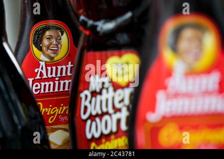 Flaschen mit Tante Jemima und Mrs. Butterworth Sirup. Stockfoto