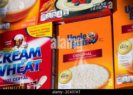 Kisten mit Produkten von Onkel Ben und Creme der Weizen. Stockfoto