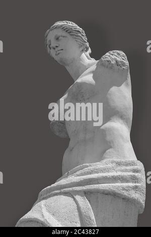 Schwarzer Hintergrund, gebrochener Arm Venus Statue, römische Mythologie, Aphrodite. Stockfoto