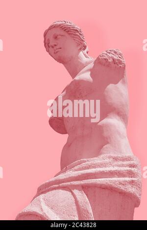 Rosa Hintergrund, gebrochener Arm Venus Statue, römische Mythologie, Aphrodite Stockfoto
