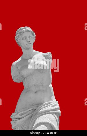 Roter Hintergrund, gebrochener Arm Venus Statue, römische Mythologie, Aphrodite. Stockfoto