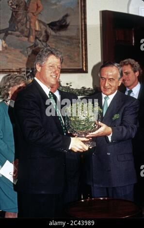 US-Präsident Bill Clinton, links, nimmt an der jährlichen Präsentation einer Schale mit Schamanen zu Ehren des St. Patrick's Day mit Taoiseach (Premierminister) Albert Reynolds von Irland, rechts, im Roosevelt Room des Weißen Hauses in Washington, DC am 17. März 1993 Teil. Präsident Clinton kündigte an, Jean Kennedy Smith als US-Botschafter in Irland zu benennen.Quelle: Martin H. Simon / Pool via CNP /MediaPunch Stockfoto