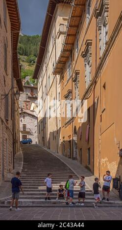 Kinder stehen herum in Gubbio, Umbrien, Italien Stockfoto