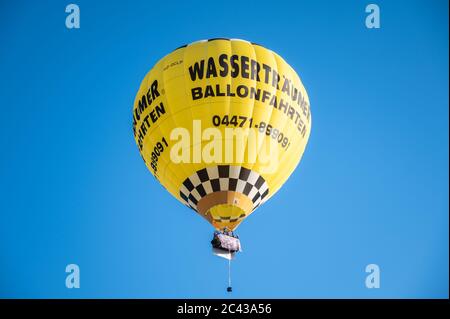 Cloppenburg, Deutschland. Juni 2020. Die Band 'Crackerjacks' fährt mit einem Heißluftballon über Cloppenburg und gibt ein Ballonkonzert. Kredit: Mohssen Assanimoghaddam/dpa/Alamy Live Nachrichten Stockfoto