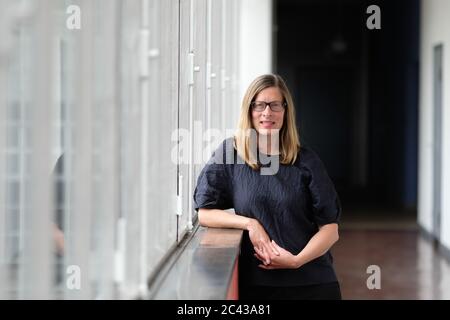 10. Juni 2020, Sachsen-Anhalt, Dessau-Roßlau: Claudia Perren, Direktorin der Stiftung Bauhaus Dessau. Am 1. August 2020 wird sie Direktorin der Hochschule für Gestaltung Basel. (An dpa 'die Bauhaus-Direktorin Claudia Perren geht in die Schweiz') Foto: Sebastian Willnow/dpa-Zentralbild/dpa Stockfoto