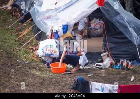 Etwa 500 Venezolaner schlafen in diesem provisorischen Lager nördlich der Stadt Bogotá und warten darauf, wegen des Pandem in ihr Land Venezuela zurückzukehren Stockfoto