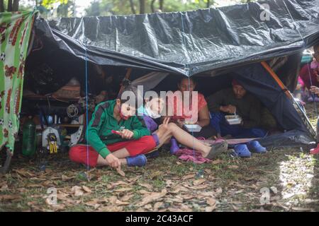 Etwa 500 Venezolaner schlafen in diesem provisorischen Lager nördlich der Stadt Bogotá und warten darauf, wegen des Pandem in ihr Land Venezuela zurückzukehren Stockfoto