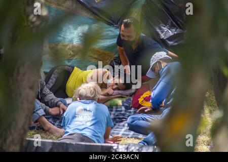 Etwa 500 Venezolaner schlafen in diesem provisorischen Lager nördlich der Stadt Bogotá und warten darauf, wegen des Pandem in ihr Land Venezuela zurückzukehren Stockfoto