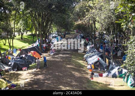 Etwa 500 Venezolaner schlafen in diesem provisorischen Lager nördlich der Stadt Bogotá und warten darauf, wegen des Pandem in ihr Land Venezuela zurückzukehren Stockfoto