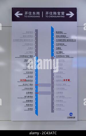 Lanzhou, China 6/11/2020 Lanzhou Rail Transit North Square of Lanzhou West Railway Station Platform Guide Sign Stockfoto