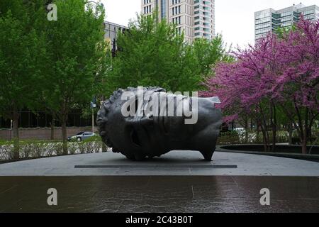 Außenarchitektur und Bronze Giant Hollow Greco Kopf (Eros Bendato) Design in 'SAINT LOUIS CITY GARDEN' von Igor Mitoraj- MO, USA Stockfoto