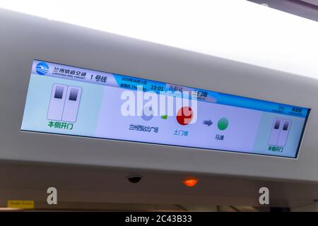 Lanzhou, China 6/11/2020 Lanzhou Rail Transit Züge LCD-Bildschirm Stockfoto