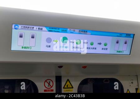 Lanzhou, China 6/11/2020 Lanzhou Rail Transit Züge LCD-Bildschirm Stockfoto