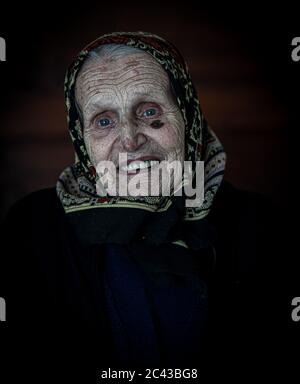 Sehr alte Frau mit Schal Porträt Stockfoto