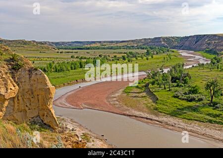 WESTERN River Bend mit Bison in der Prairie des Little Missouri River im Theodore Roosevelt National Park in North Dakota Stockfoto