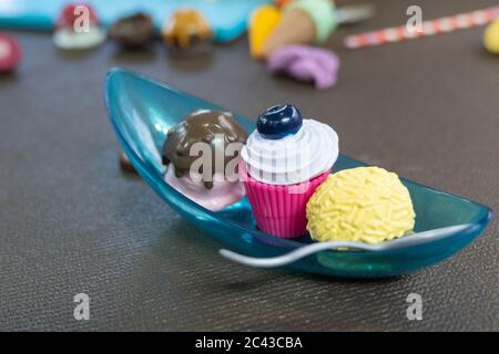 Nahaufnahme. Eisspielzeug, Dessert-Set. Stockfoto