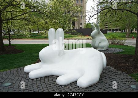 Außenarchitektur und Design der weißen Hasen-Kaninchen-Skulptur im 'SAINT LOUIS CITY GARDEN', 2009 von Jim Dine- MO, USA, gestaltet Stockfoto