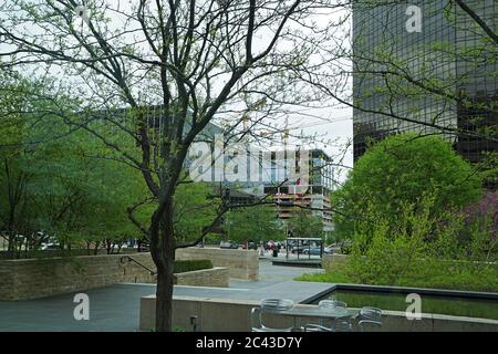 Die Architektur und das Arrangement im 'SAINT LOUIS CITY GARDEN' beinhalten eine Reihe von Gärten, eine Oase und Kunstskulpturen im Herzen der Innenstadt von MO, USA Stockfoto