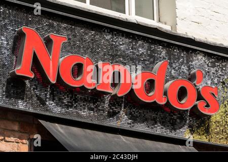 London, Großbritannien. Juni 2020. Nando's Logo in ihrem Soho Restaurant. Kredit: Dave Rushen/SOPA Images/ZUMA Wire/Alamy Live Nachrichten Stockfoto