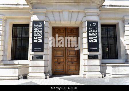 London, Großbritannien. Juni 2020. Der Eingang des Science Museums am Tag, an dem der britische Premierminister Boris Johnson angekündigt hat, dass Museen und Galerien ab dem 4. Juli in England wieder eröffnet werden können, da er die Beschränkungen der Coronavirus-Sperre auflöst. Kredit: SOPA Images Limited/Alamy Live Nachrichten Stockfoto