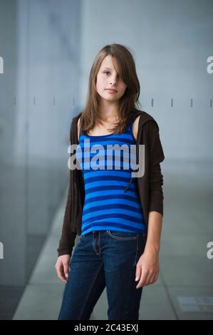 Mädchen schaut in die Kamera, München, Bayern, Deutschland Stockfoto