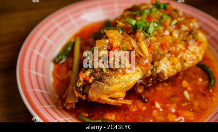 Thai malaiischer süßer, saurer und würziger Fisch.Dieses köstliche Gericht ist eine Kombination aus 3 verschiedenen Geschmacksrichtungen, die süß, sauer und würzig Sauce mit garniert sind Stockfoto