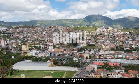 Panoramablick auf die Stadt Loja in Ecuador mit Windturbinen am Horizont Stockfoto