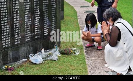 Die Gläubigen beten für die Opfer vor dem Denkmal "Eckstein des Friedens" der Schlacht von Okinawa im Peace Memorial Park in Itoman, Okinawa, Japan am 23. Juni 2020. Quelle: AFLO/Alamy Live News Stockfoto