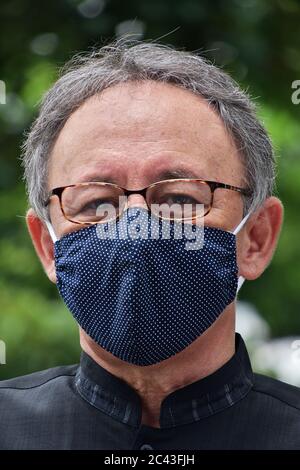 Dienstag. Juni 2020. Denny Tamaki, Gouverneur der Präfektur Okinawa, beantwortet die Frage des Reporters nach dem Gedenkgottesdienst für alle Kriegstoten der "Schlacht von Okinawa" im Peace Memorial Park in Itoman, Okinawa, Japan, am Dienstag, den 23. Juni 2020. Quelle: AFLO/Alamy Live News Stockfoto