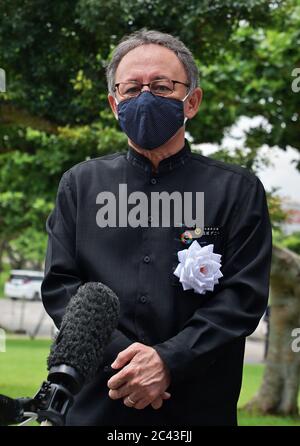 Dienstag. Juni 2020. Denny Tamaki, Gouverneur der Präfektur Okinawa, beantwortet die Frage des Reporters nach dem Gedenkgottesdienst für alle Kriegstoten der "Schlacht von Okinawa" im Peace Memorial Park in Itoman, Okinawa, Japan, am Dienstag, den 23. Juni 2020. Quelle: AFLO/Alamy Live News Stockfoto