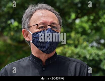 Dienstag. Juni 2020. Denny Tamaki, Gouverneur der Präfektur Okinawa, beantwortet die Frage des Reporters nach dem Gedenkgottesdienst für alle Kriegstoten der "Schlacht von Okinawa" im Peace Memorial Park in Itoman, Okinawa, Japan, am Dienstag, den 23. Juni 2020. Quelle: AFLO/Alamy Live News Stockfoto