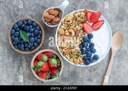 Schüssel mit hausgemachtem Müsli Joghurt mit frischen Beeren, Heidelbeere Erdbeermandel zum Beladen, Draufsicht Stockfoto