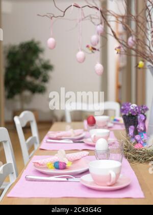 Gedeckte Ostertische, München, Bayern, Deutschland Stockfoto