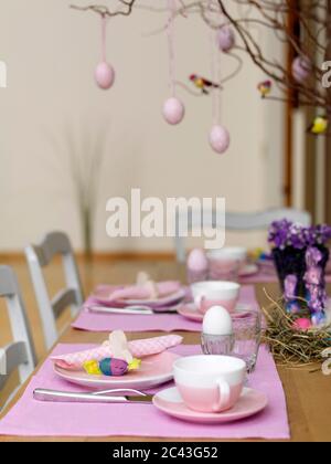 Gedeckte Ostertische, München, Bayern, Deutschland Stockfoto