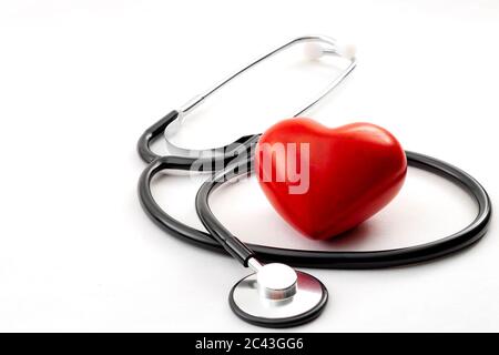 Jährliche Gesundheits-Check-up, Krankheitsdiagnose Medizin, Gesundheits-und Kardiologie Konzept mit einem roten Herzen und ein Stethoskop isoliert auf einem Krankenhaus weiß Stockfoto