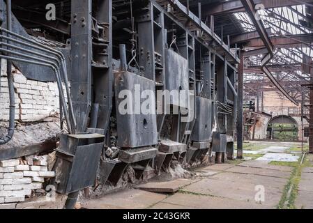 Offener Feuerofen in Werkstatt auf Old Mining und metallurgische Anlage Stockfoto